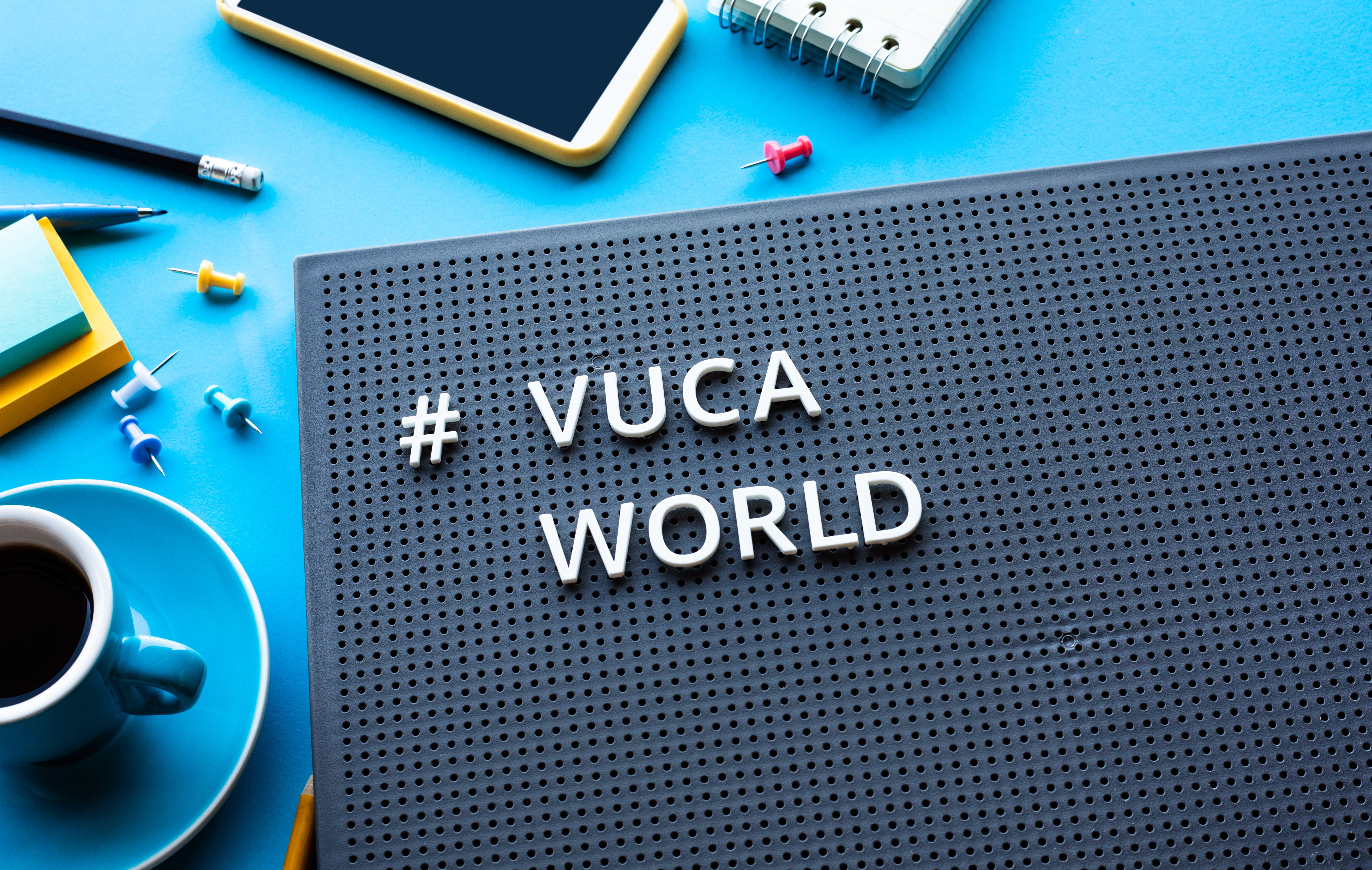 Bild mit einer schwarzen Stecktafel, auf der das Wort VUCA steht